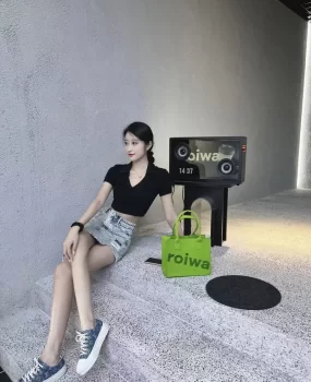在夜市摆地摊一特干净的女孩压力太大顶不住兼职了