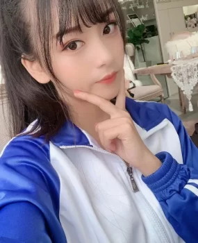 在校女大学生兼职，皮肤白皙，水汪汪，很乖很配合